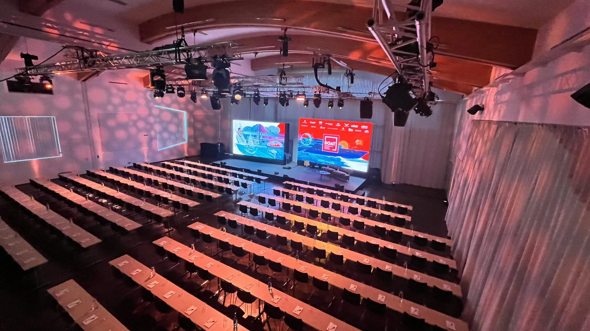 Plenum Palladium mit parlamentarischer Bestuhlung und zwei LED-Wänden im Zuge des jährlich stattfindenden Superyacht Design Symposiums