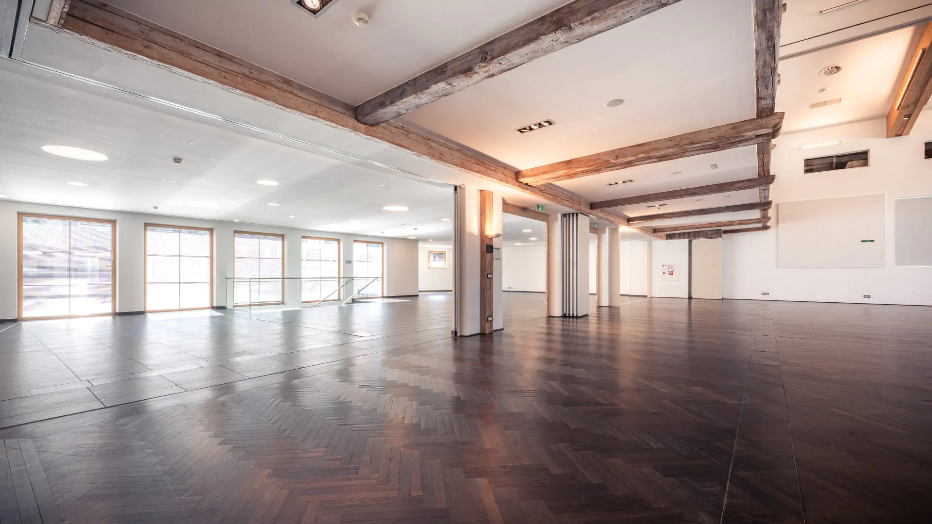 Foyer verbunden mit dem Plenum, lichtdurchflutet durch zahlreiche Fenster