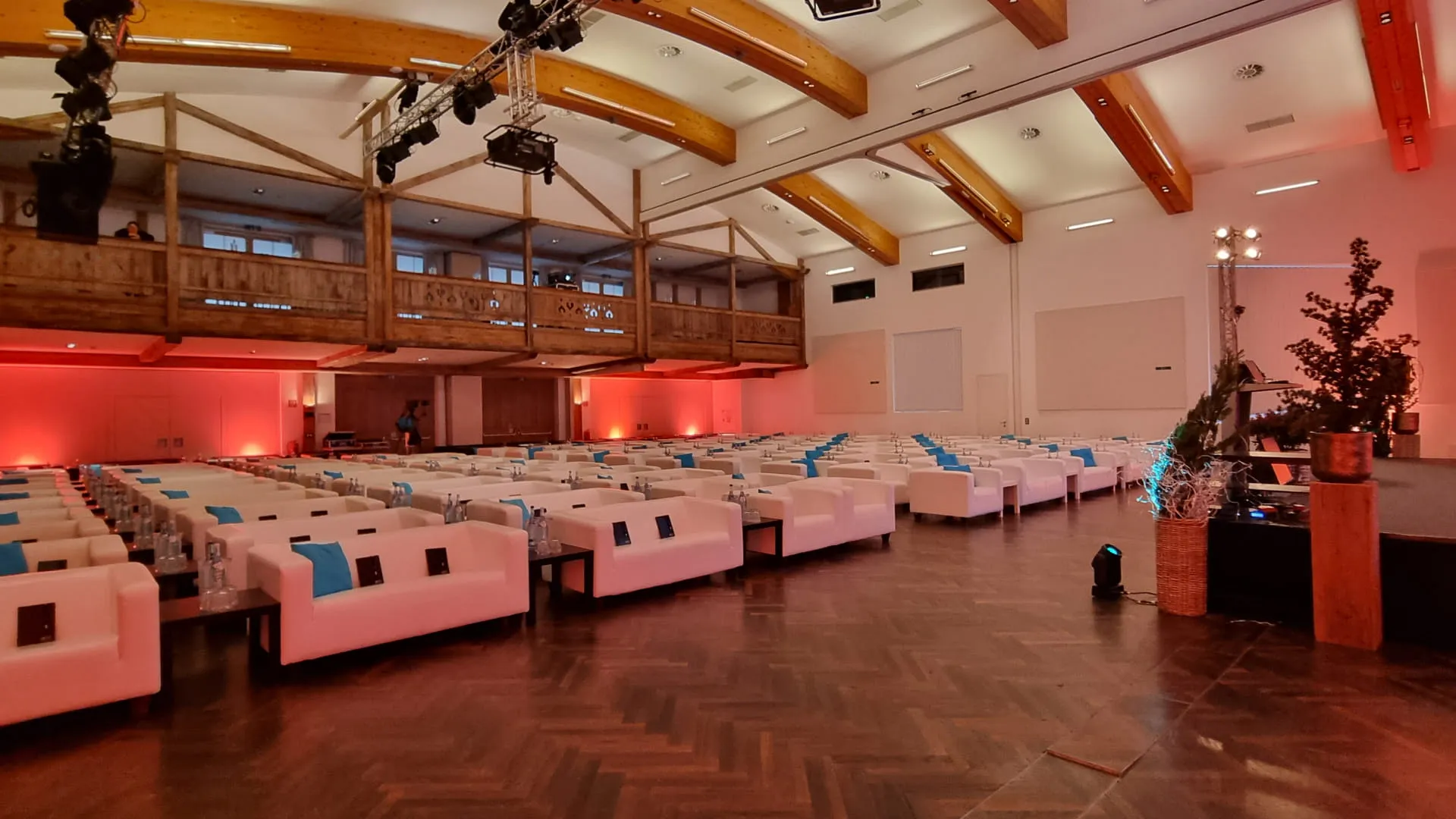 Veranstaltungsort mit weißen Sofas und rotem Licht