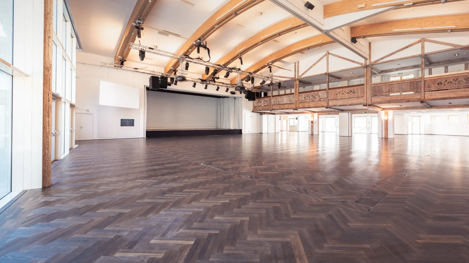 Modernes, lichtdurchflutetes Plenum mit Glasfront, Parkettboden und Galerie in Altholz