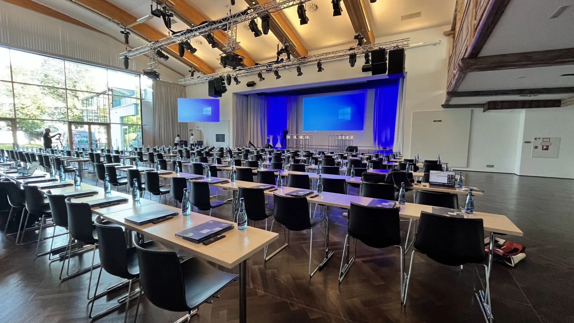 Konferenzraum mit Stühlen und Tischen, blaue Beleuchtung