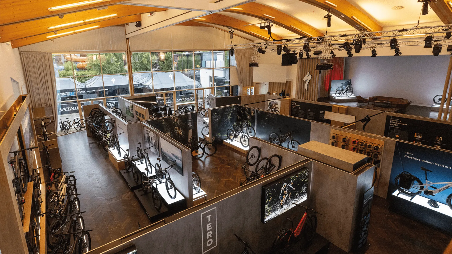 Fahrradshowroom mit mehreren Ausstellungsständen