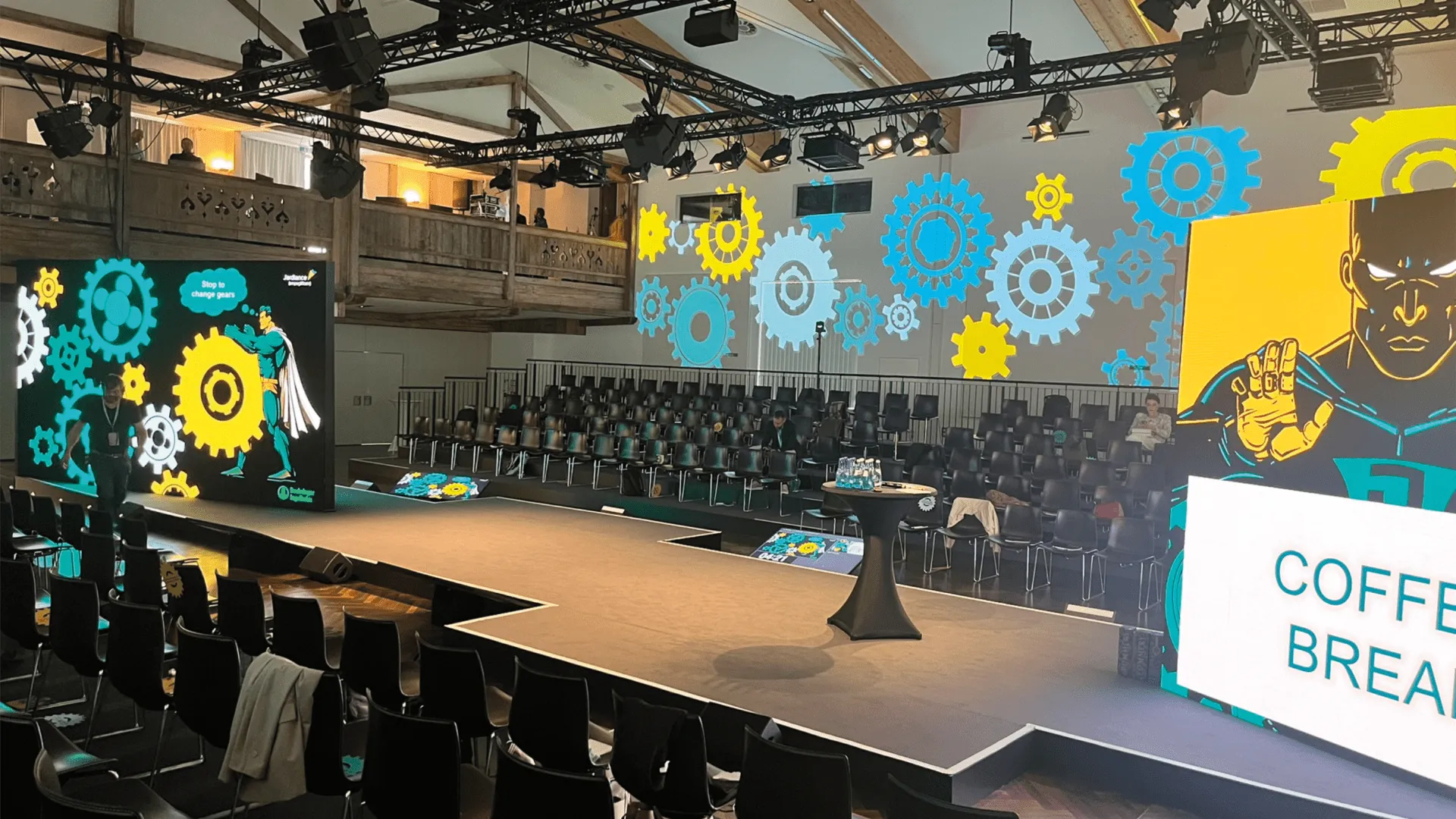 Bühne mit Zahnrädern und Sitzbereich für die Konferenz