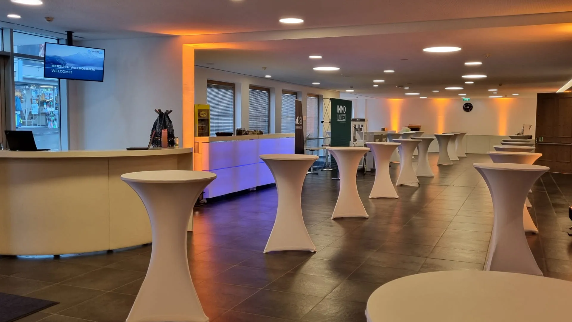Moderne Empfangshalle mit weißen Möbeln und sanfter Beleuchtung