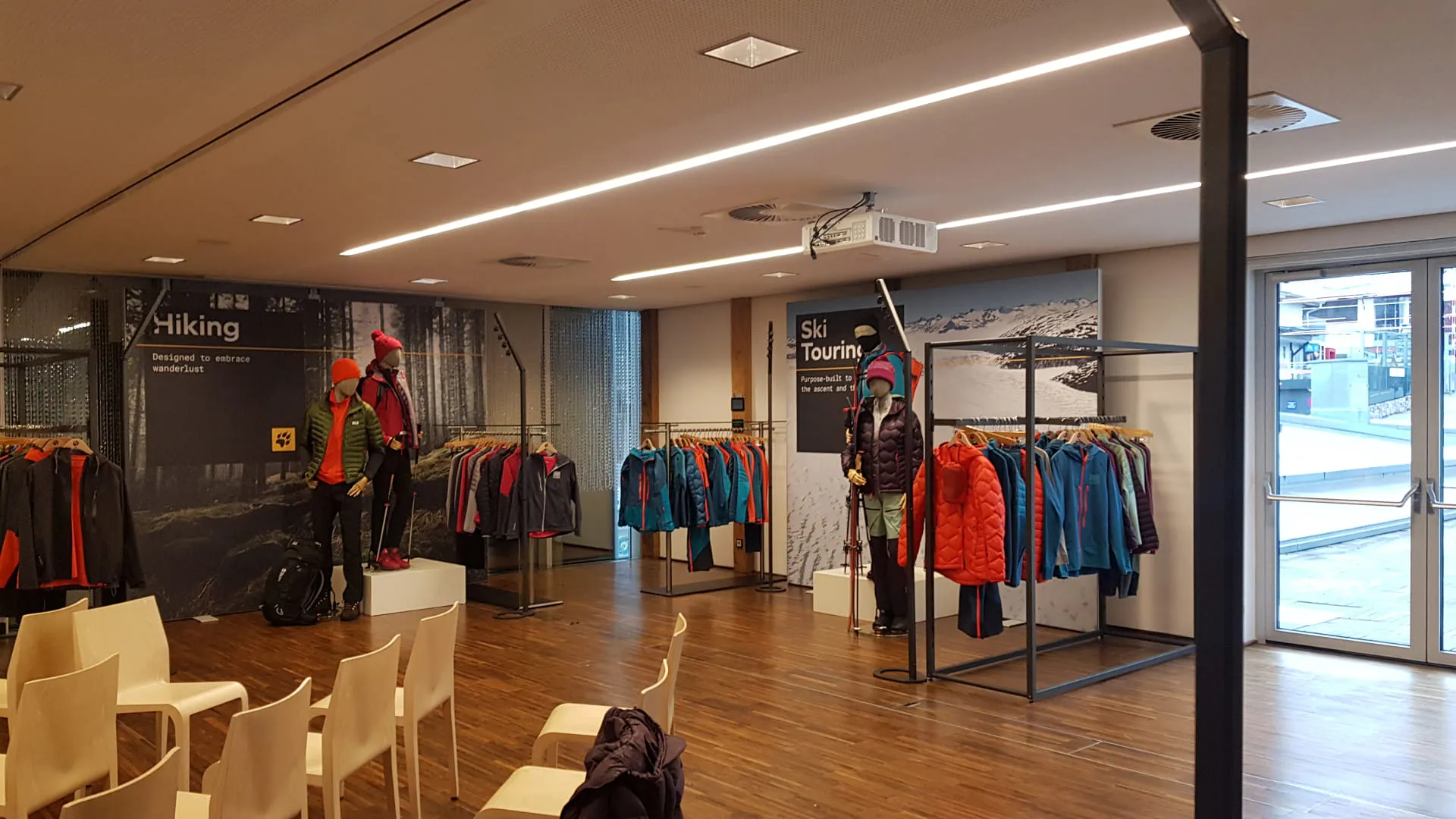 Sportgeschäft mit Wanderausrüstung und Skikleidung