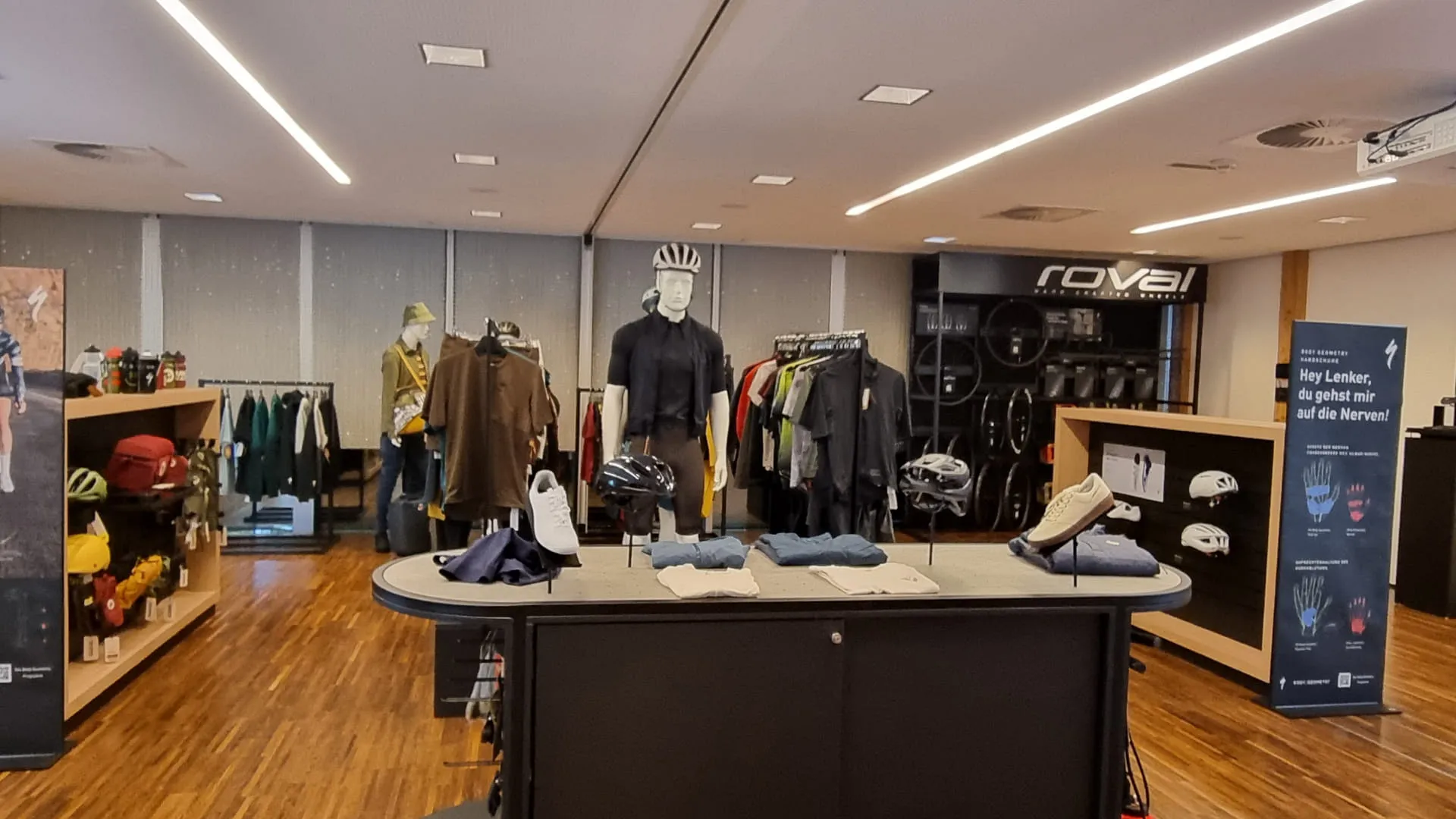 Sportbekleidung und Zubehör in einem Verkaufsraum