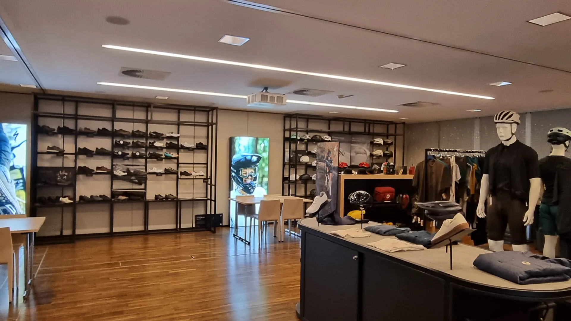 Ladeninterieur mit Regalen und Bekleidungspräsentationen