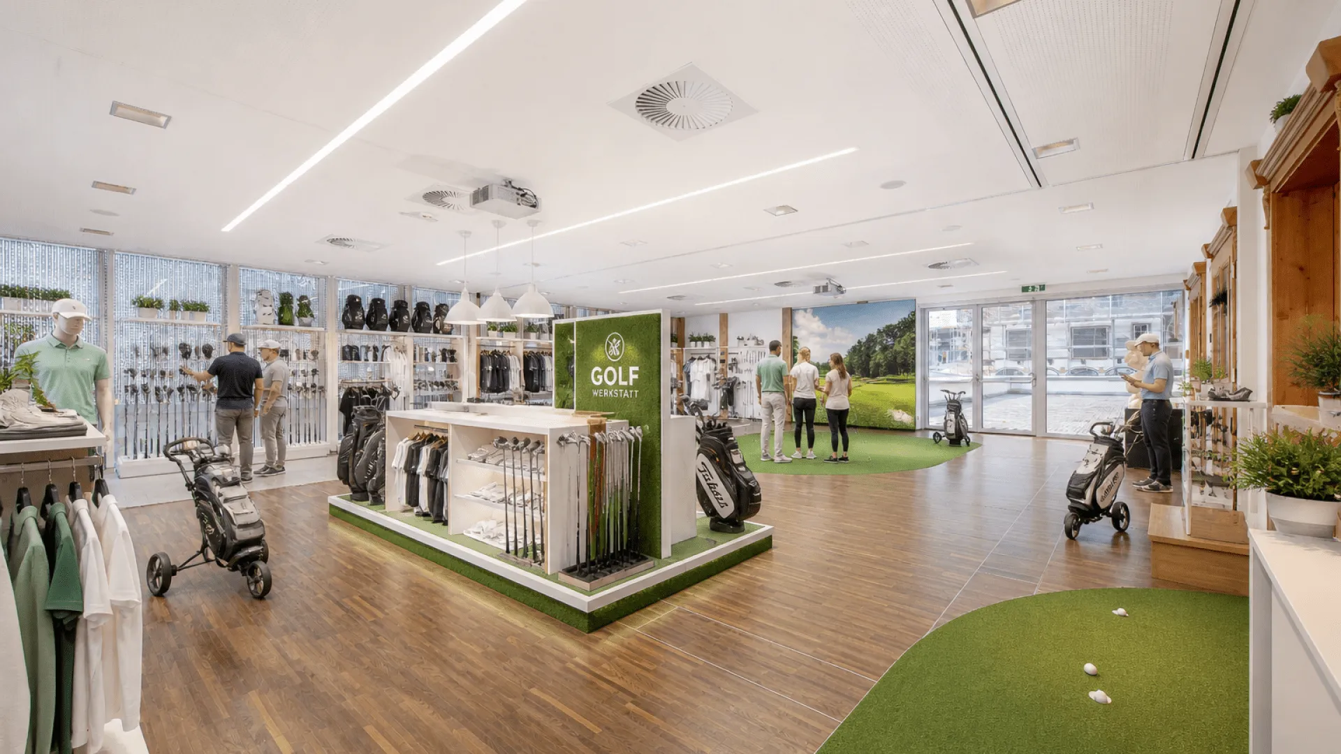 Innenansicht einer Golfwerkstatt mit Kunden und Ausrüstung