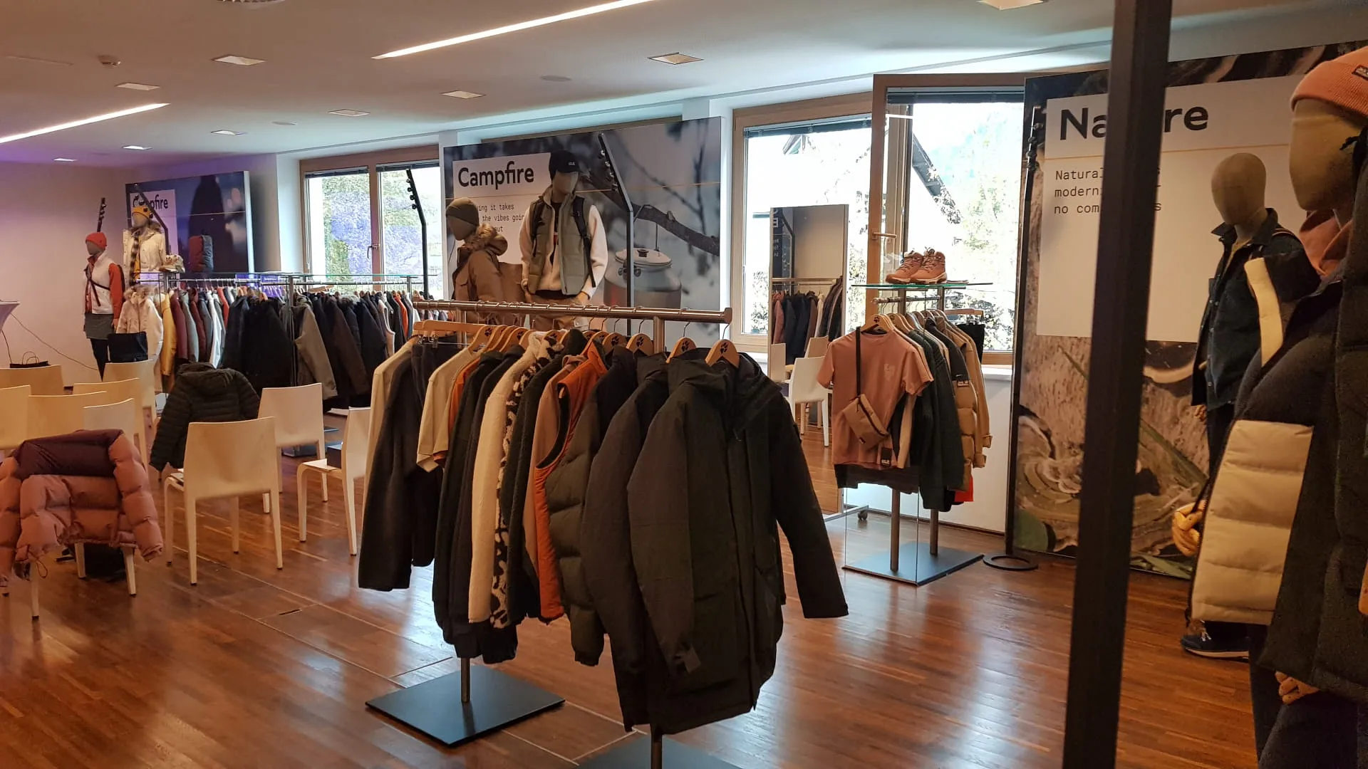 Laden mit einer Auswahl an Outdoor-Bekleidung