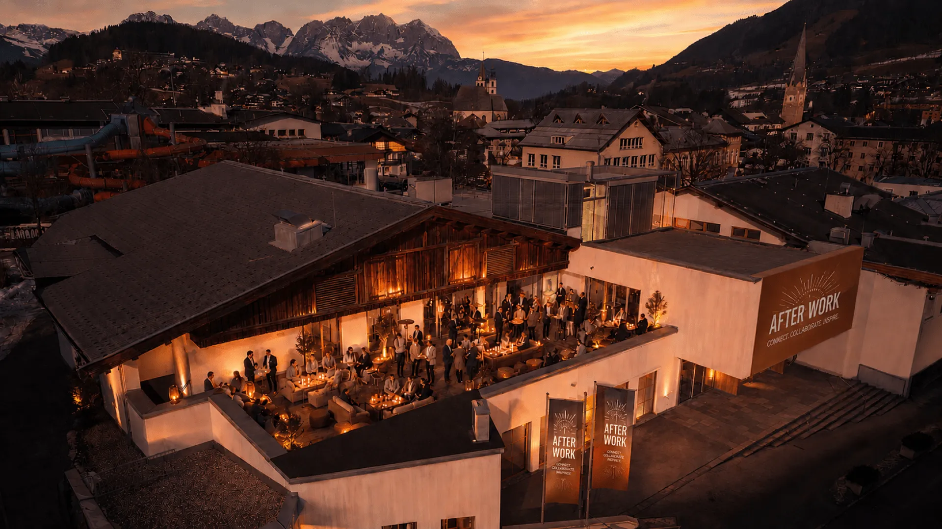 Luftaufnahme einer Terrasse bei Dämmerung mit Menschen.