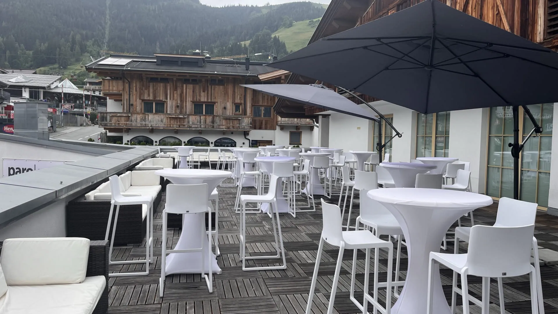 Terrasse mit weißen Möbeln und Blick auf Berge