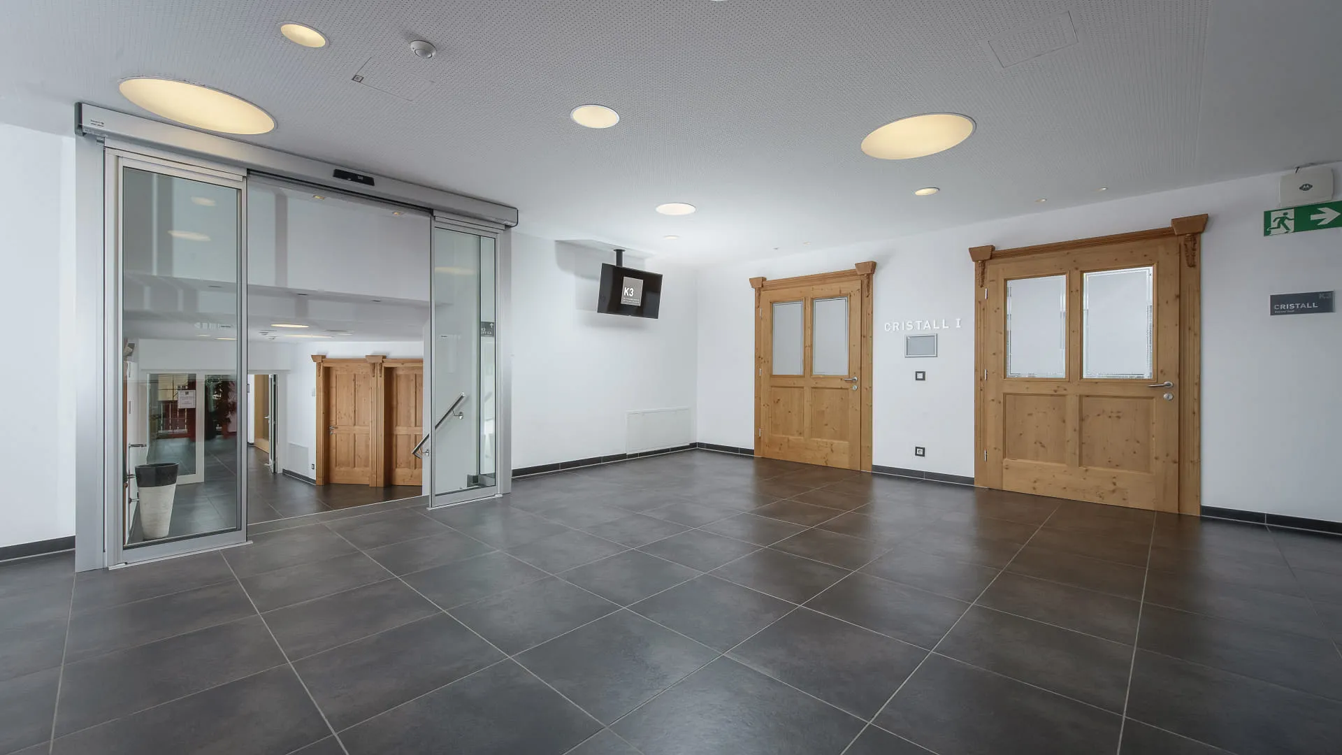 Heller Eingangsbereich mit Holz- und Glastüren