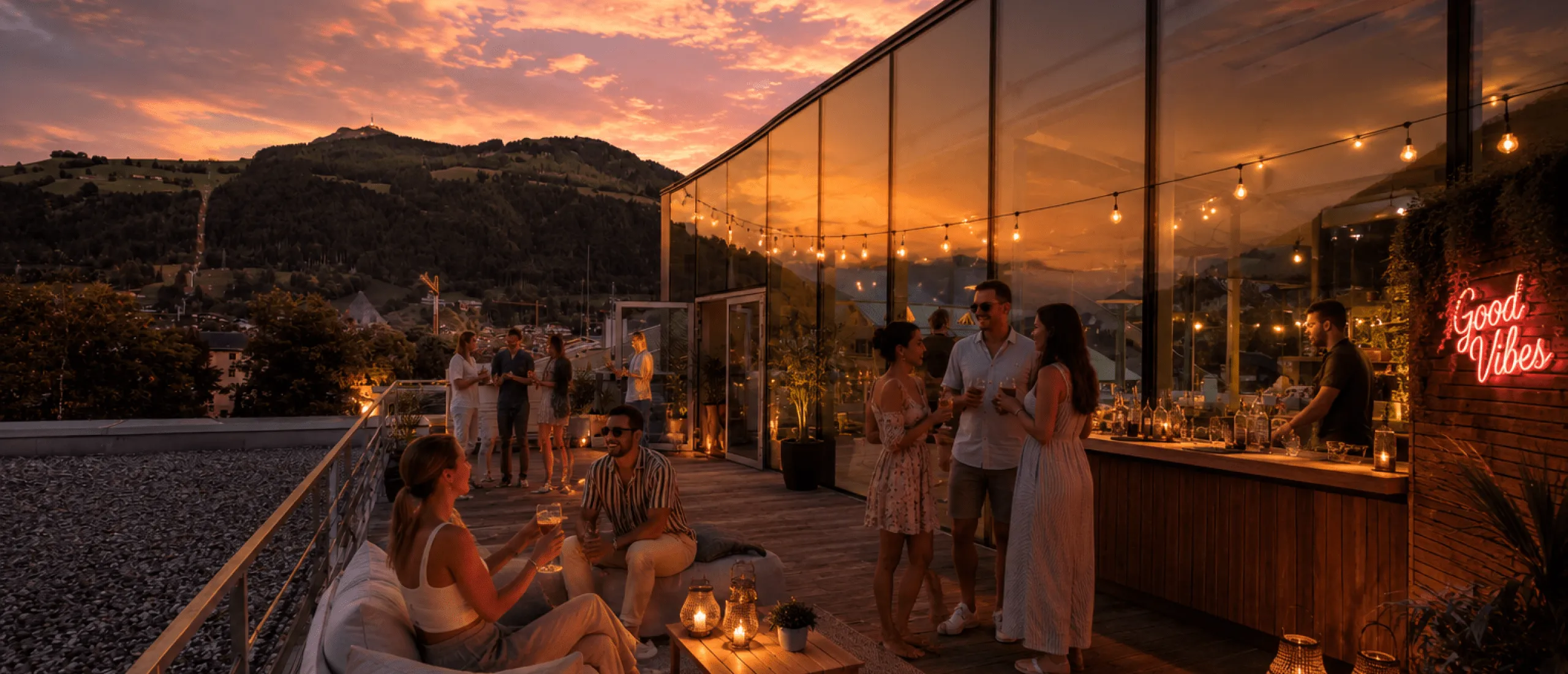 Dachlounge mit Gästen und Sonnenuntergangsstimmung