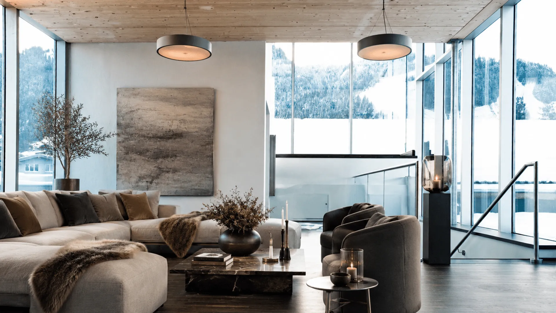 Moderne Lounge mit großen Fenstern und gemütlichen Möbeln