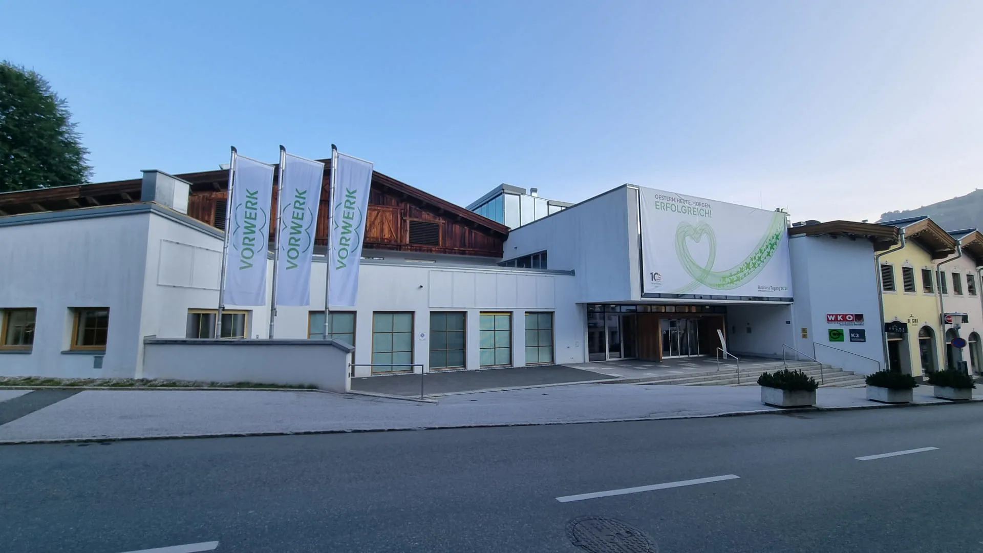 Moderne Gebäude mit großen Fenstern und Werbebannern