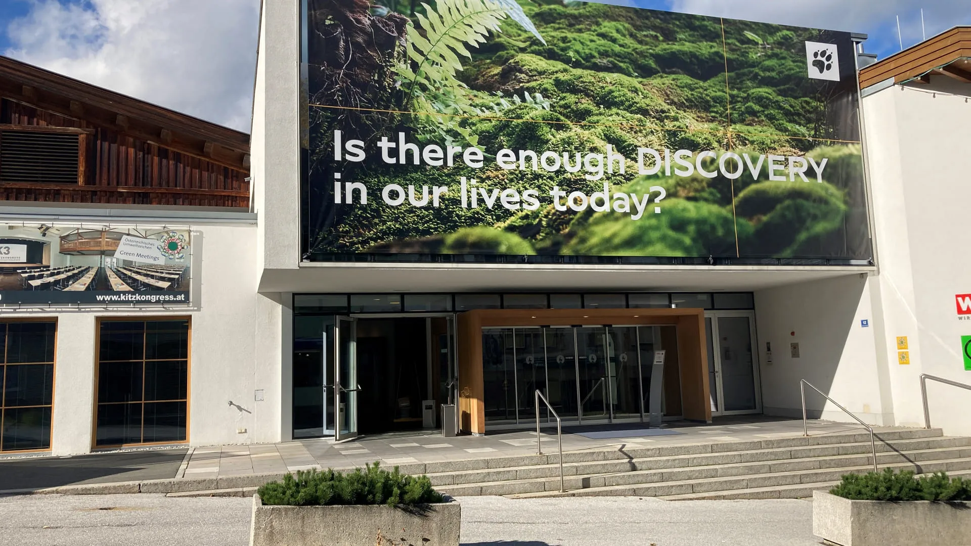 Eingang zum Gebäude mit einem Banner zur Entdeckung